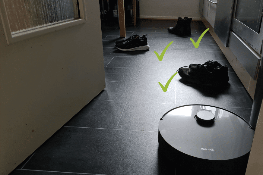 Der Dreame L10s Pro umfährt Schuhe im Hinderniserkennungstest.